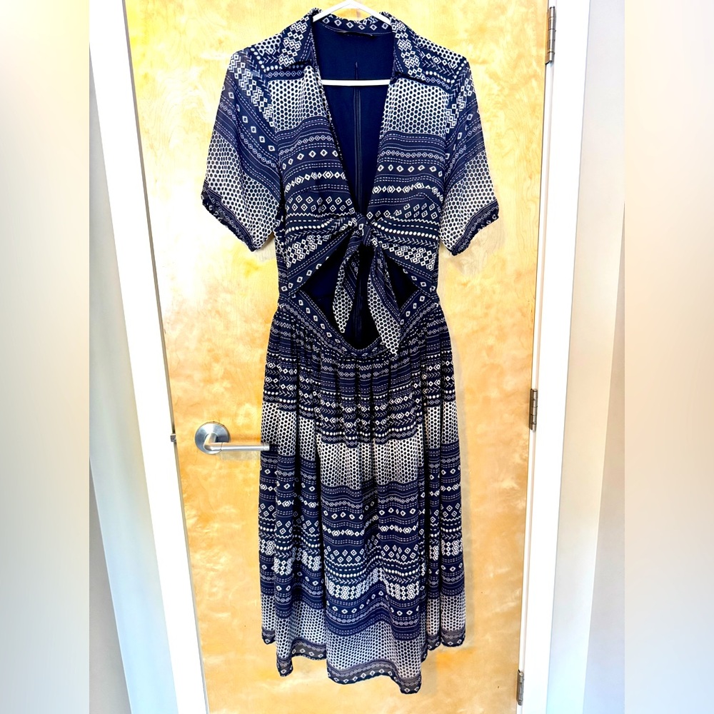 Front tie blue patterned dress - EUC